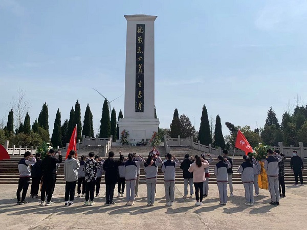 致敬英烈仲兴中学开展祭扫烈士墓活动