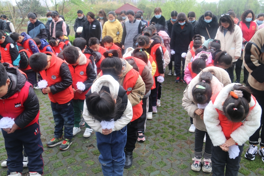 缅怀革命先烈传承革命精神固镇县实验幼儿园清明节祭扫活动