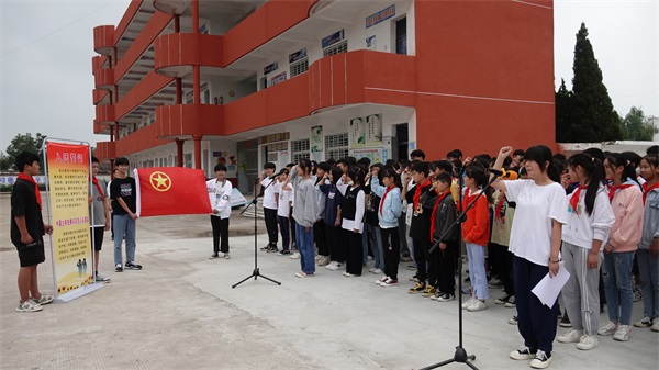 新马桥中学举行新学期第一次升旗仪式及教师宣誓活动